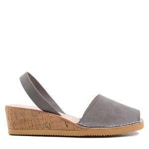 NIB Calaxini Wedge Sandal in Gris